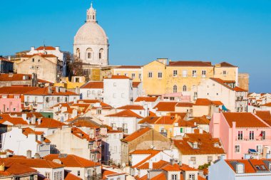 Lizbon, Portekiz, Alfama semtinde görünümüyle renkli binalar Ulusal Pantheon