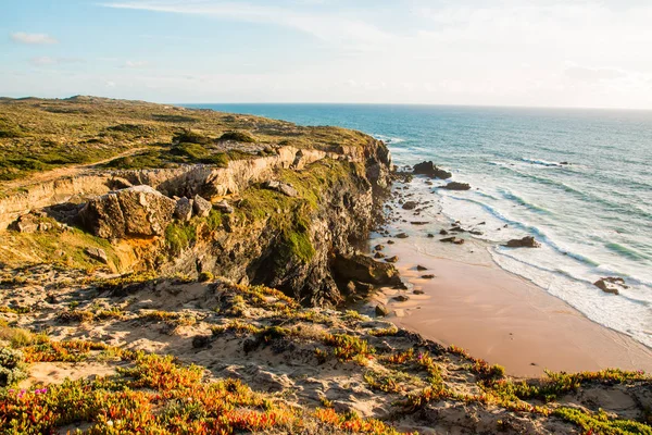 Pustej plaży i wierzc na Praia de Marinha — Zdjęcie stockowe