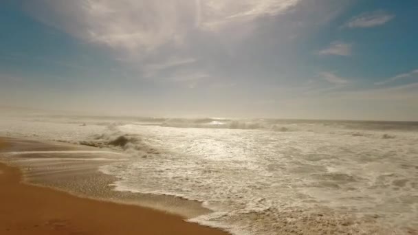 Великі хвилі на піщаному пляжі — стокове відео