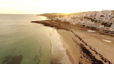 Gün batımında, Lagos, Algarve, Portekiz Hava görünümünü Praia da Luz Beach