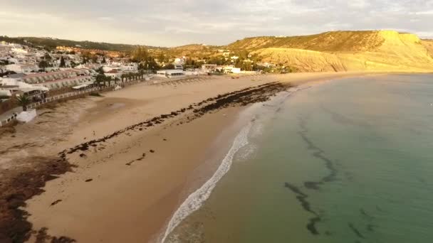 Strand van Praia da Luz bij zonsondergang, Lagos, Algarve, Portugal-luchtfoto — Stockvideo