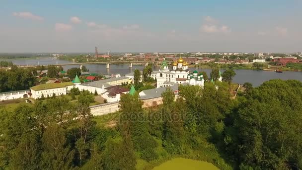Walls and towers of the Ipatiev Monastery, Kostroma, Russia aerial view — Stock Video