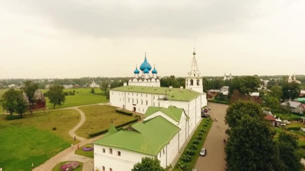 在古老的小镇苏兹达尔，金戒指，俄罗斯克里姆林宫的鸟瞰图 — 图库视频影像