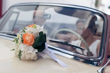 Araba kaporta üzerinde düğün buketi