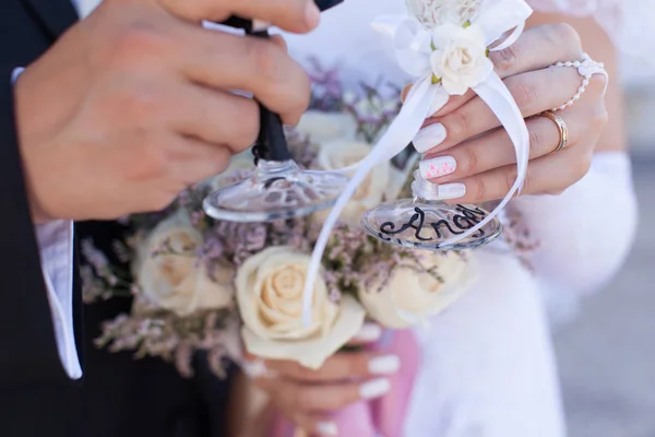 Os recém-casados segurando copos de champanhe — Fotografia de Stock