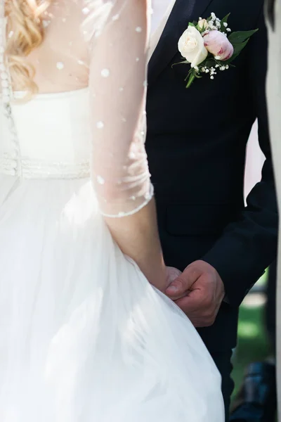 O noivo segura as mãos da noiva durante a cerimônia — Fotografia de Stock