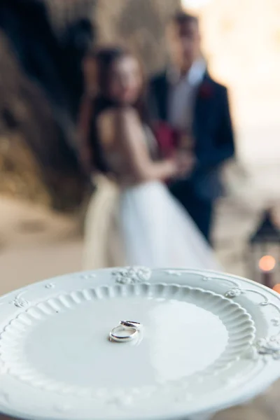 Anéis de casamento no fundo da noiva e do noivo — Fotografia de Stock
