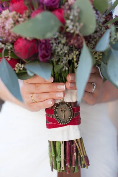 Bruid houden van rood-en-groen bruiloft boeket — Stockfoto
