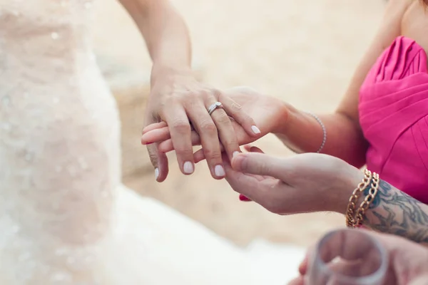 Bruid toont trouwring aan vriendin — Stockfoto