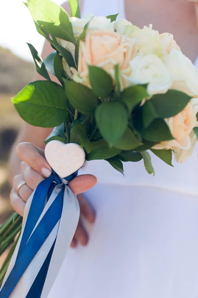 De bruid heeft een witte en beige rozen boeket bruiloft — Stockfoto