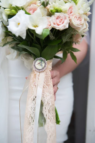 De bruid heeft een bruiloft boeket in de boho stijl — Stockfoto