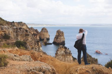 genç adam okyanus ayakta Uçurumdaki Portekiz Lagos fotoğraf çekimi