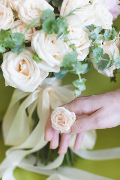 Moderne mooie bruiloft-bouquet van rozen en hand — Stockfoto