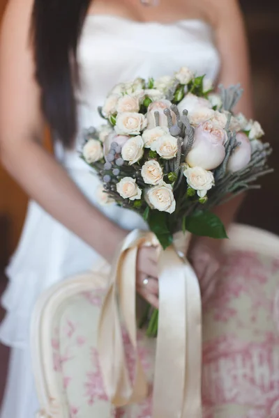 La novia tiene un hermoso ramo de bodas contemporáneo —  Fotos de Stock