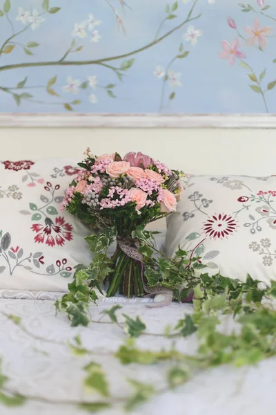 Bruiloft-bouquet van rozen en klimop — Stockfoto