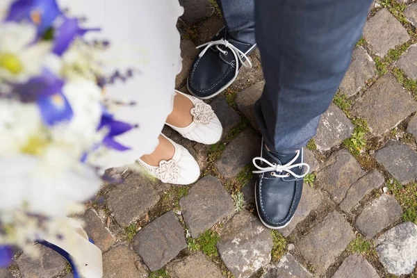 Jonggehuwden staan op stenen bestrating — Stockfoto