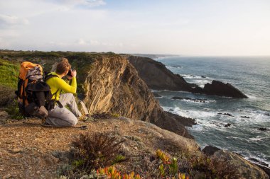 Okyanus Portekiz Algarve yakınındaki güzel bir uçurumun kenarında sırt ile turizm