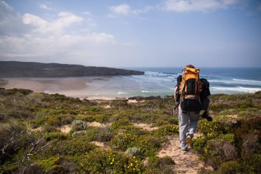 Okyanus Portekiz Algarve yakınındaki güzel bir uçurumun kenarında sırt ile turizm