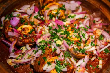 Tajine pot et sebze ve soğan ile lezzetli sığır güveç