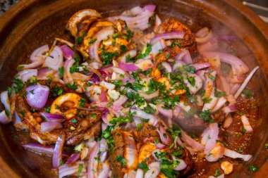 Tajine pot et sebze ve soğan ile lezzetli sığır güveç