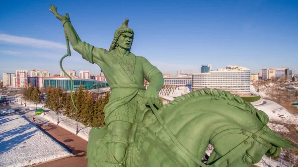 Крупный план памятника Салавату Юлаеву в Уфе на зимнем воздухе — стоковое фото
