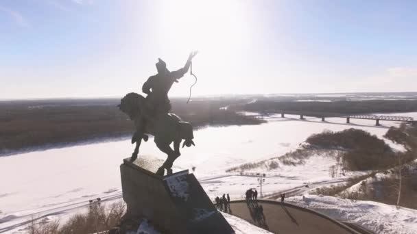 Monument till Salavat Yulaev i Ufa på vintern Flygfoto — Stockvideo