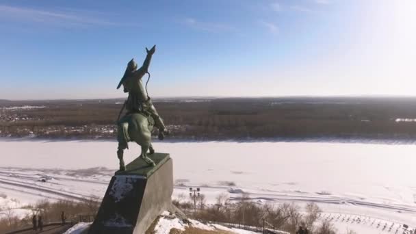 Monument to Salavat Yulaev in Ufa at winter aerial view — Stock Video