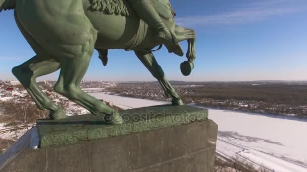 Monument till Salavat Yulaev i Ufa på vintern Flygfoto — Stockvideo