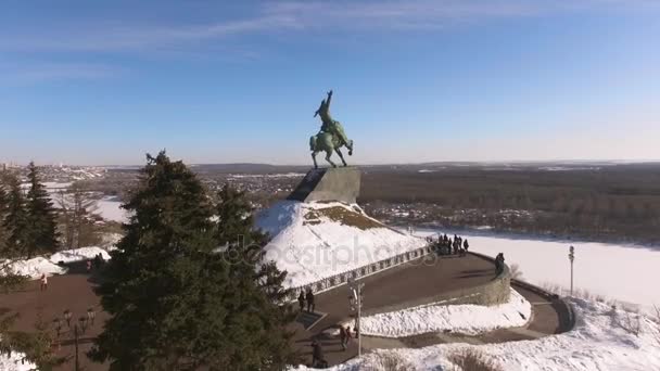 Пам'ятник Салават Юлаєв в УФІ на зиму пташиного польоту — стокове відео