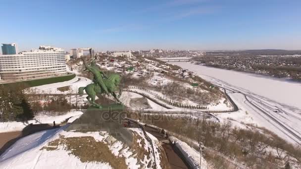 Monument voor Salavat Yulaev in Ufa op winter luchtfoto — Stockvideo