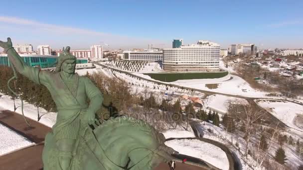 Monument till Salavat Yulaev i Ufa på vintern Flygfoto — Stockvideo