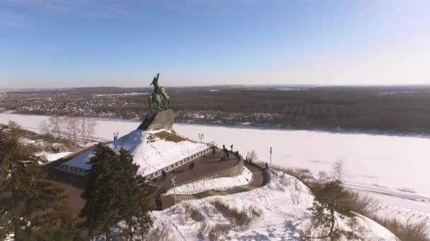 在乌法萨拉瓦特 Yulaev 在冬天鸟瞰纪念碑 — 图库视频影像