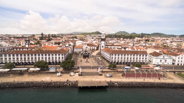 市内中心部、プラカ ダ リバブリカ ポンタ ・ デルガダ、アゾレス諸島、ポルトガルの空撮. — ストック写真