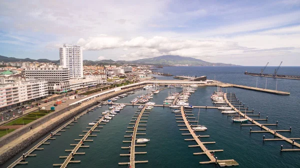 Stad met haven van Ponta Delgada, de hoofdstad van de Azoren op Sao Miguel Island — Stockfoto