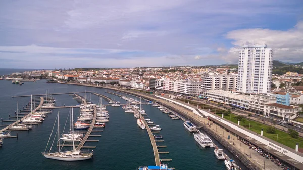 Stad met haven van Ponta Delgada, de hoofdstad van de Azoren op Sao Miguel Island — Stockfoto