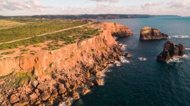 Panoramik okyanus ve Portekiz, çevre Carrapateira, Rota Vicentina kayalıklarla.