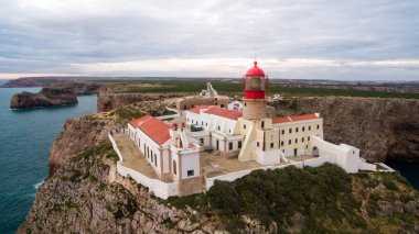 Havadan görünümü deniz feneri ve kayalıklarla Cape St. Vincent, günbatımında. Europes en Güney-Batı noktası, Sagres, Algarve, Portekiz.