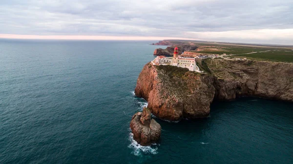 Havadan görünümü deniz feneri ve kayalıklarla Cape St. Vincent, günbatımında. Europes en Güney-Batı noktası, Sagres, Algarve, Portekiz.