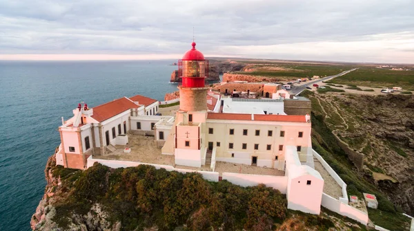 Havadan görünümü deniz feneri ve kayalıklarla Cape St. Vincent, günbatımında. Europes en Güney-Batı noktası, Sagres, Algarve, Portekiz.