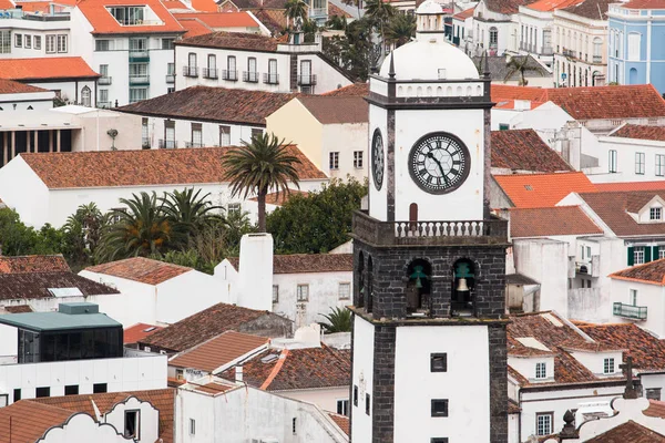 Saint sabastian kirche mit uhrturm in ponta delgada auf der insel sao miguel auf azoren, portugal, 26. april 2017 — Stockfoto