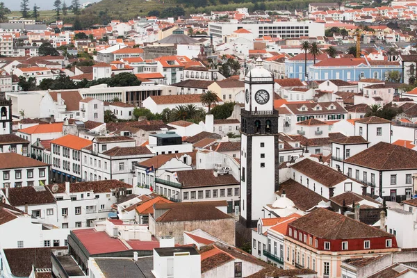 Saint sabastian kirche mit uhrturm in ponta delgada auf der insel sao miguel auf azoren, portugal, 26. april 2017 — Stockfoto