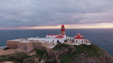 Havadan görünümü deniz feneri ve kayalıklarla Cape St. Vincent, günbatımında. Sagres, Algarve, Portekiz.