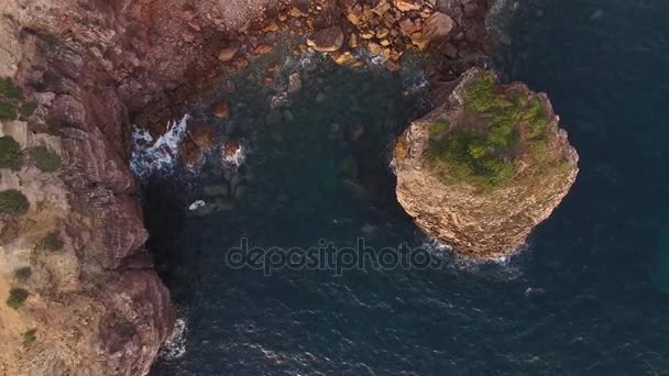 Portekiz batı kıyısında Carrapateira, Rota Vicentina yakınındaki güzel uçurumlarda. — Stok video