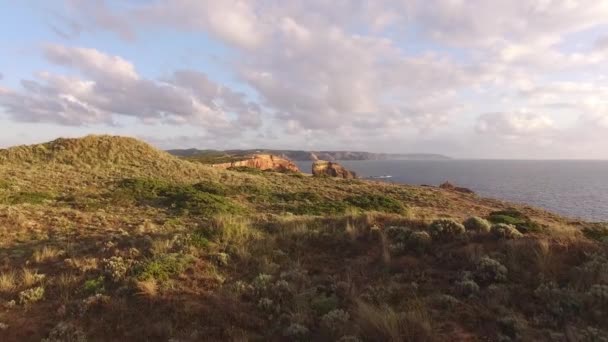 Vanuit de lucht bekijken om een prachtige kliffen aan de westkust van Portugal in de buurt van Carrapateira, Rota Vicentina. — Stockvideo