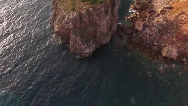 Vista aerea om una bella scogliera sulla costa occidentale del Portogallo vicino a Carrapateira, Rota Vicentina . — Video Stock