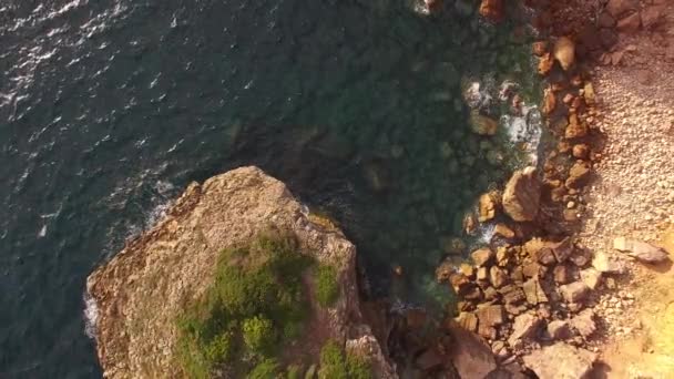 Vanuit de lucht bekijken om een prachtige kliffen aan de westkust van Portugal in de buurt van Carrapateira, Rota Vicentina. — Stockvideo