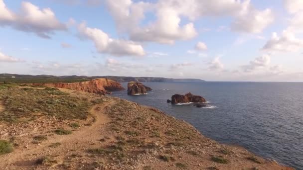 Panoramautsikt över havet och klipporna i Portugal, nära Carrapateira, Rota Vicentina. — Stockvideo
