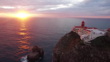 Gün batımından önce Cape St Vincent kayalıklarla havadan görünümü. Portekiz. Bölge Algarve