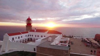 Gün batımından önce Cape St Vincent kayalıklarla havadan görünümü. Portekiz. Bölge Algarve