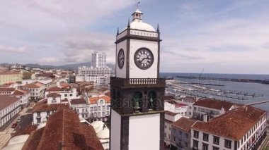 Ponta Delgada Sao Miguel, Azores, Portekiz üzerinde Saat Kulesi ile Saint Sabastian Kilisesi.